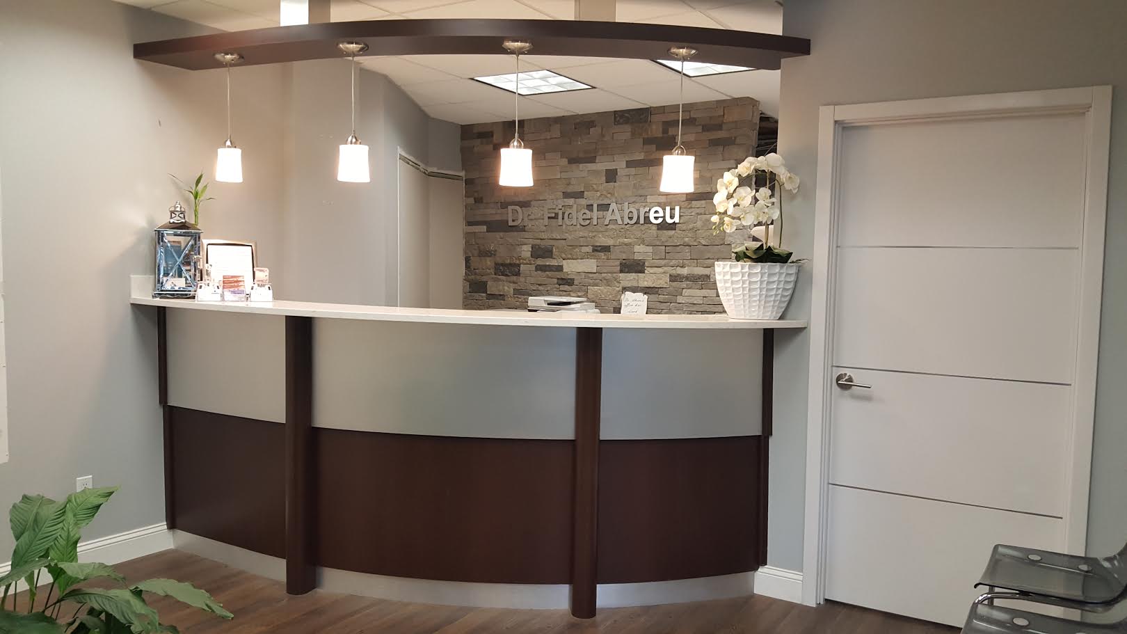 Recepción dentro de la oficina dental