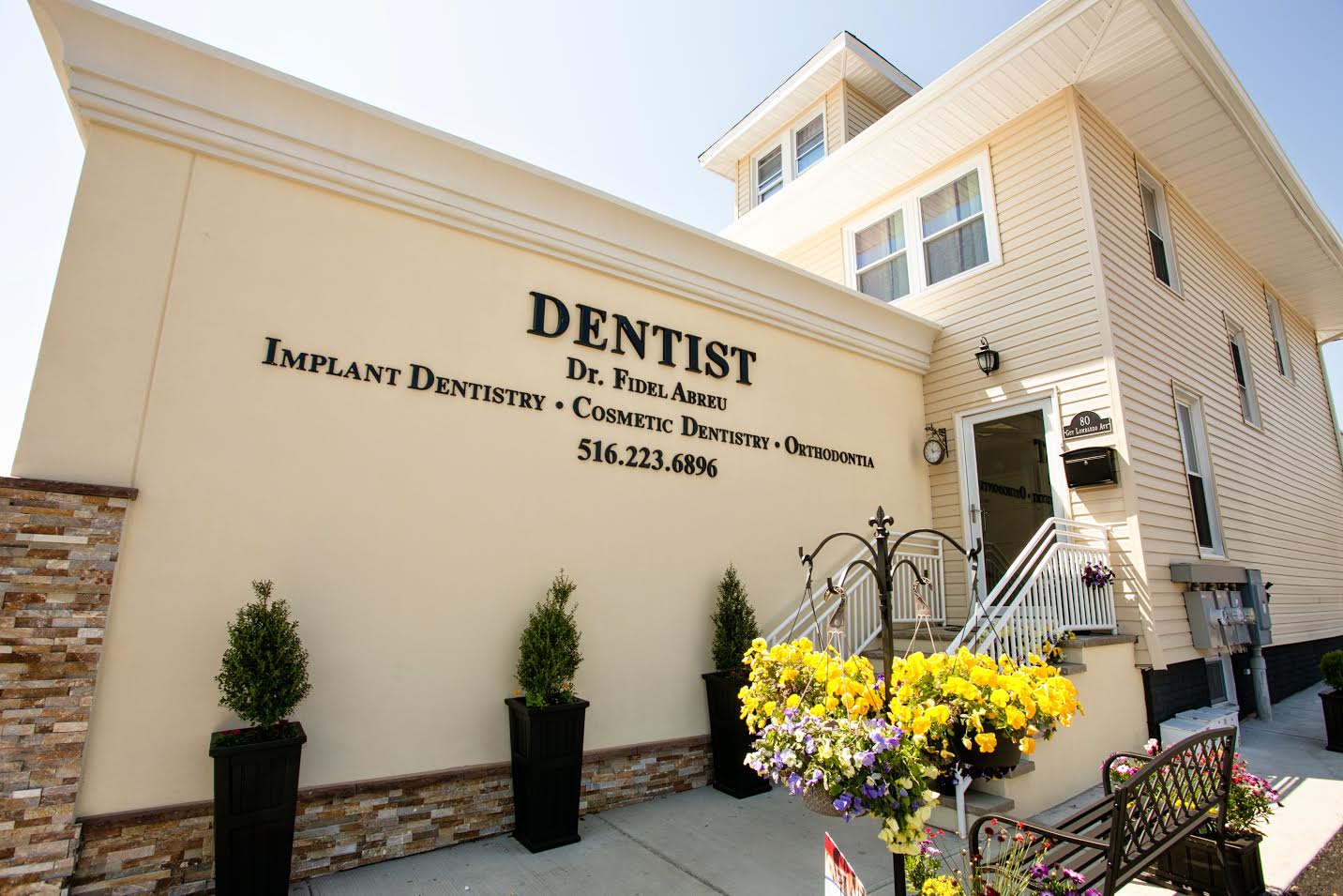 Vista soleada de la oficina dental en Freeport