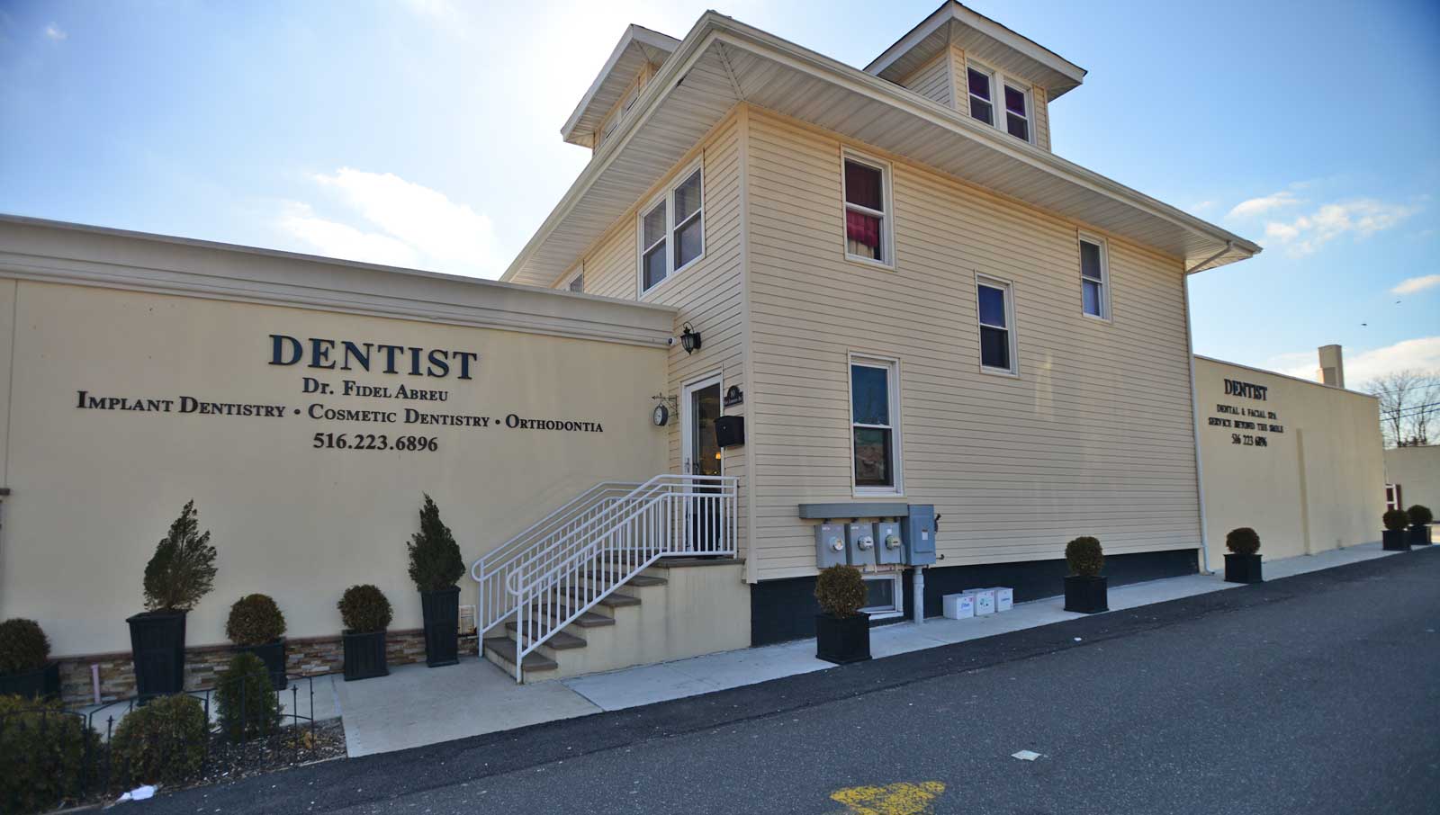 Vista amplia del edificio de la oficina dental